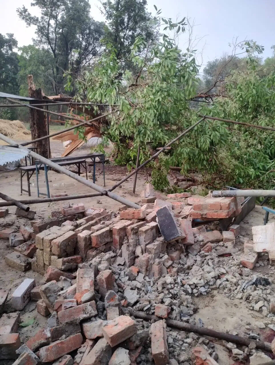 स्कूल का टीन शेड गिरने से चाची भतीजे की मौत