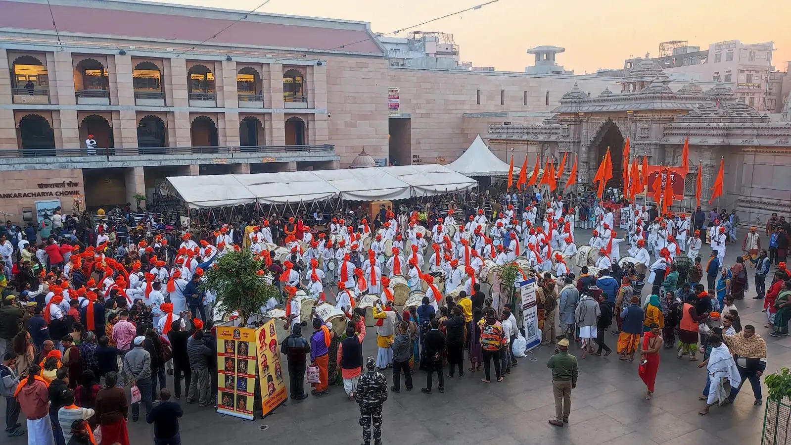 श्री काशी विश्वनाथ धाम में पुणे के कलाकारों ने दी शिव गर्जना की शानदार प्रस्तुति