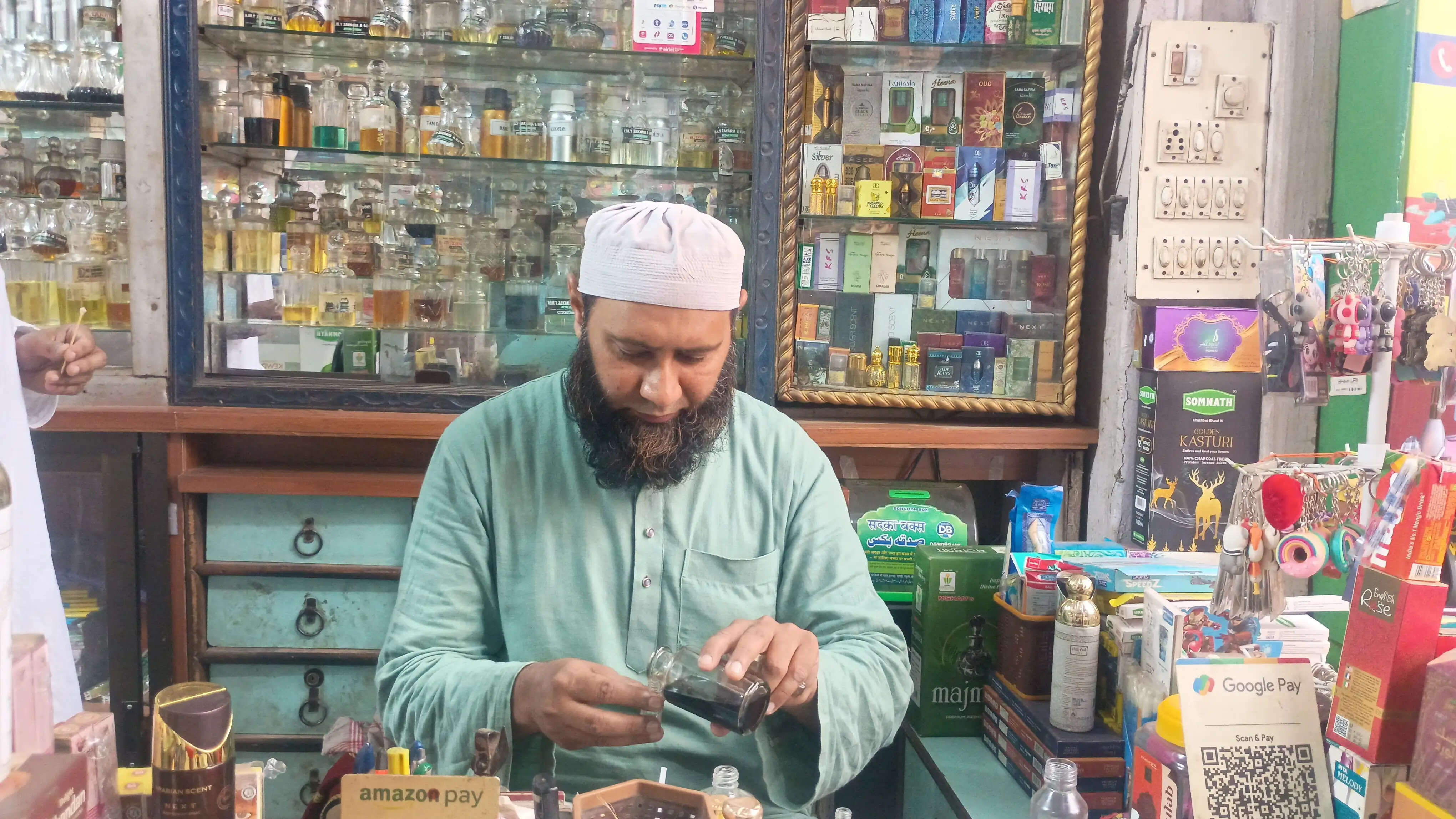 जौनपुर का जकारिया परिवार संभाले है 200 साल पुराने इत्र उद्योग की विरासत