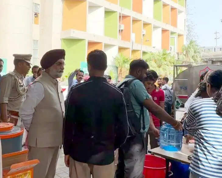 दिल्ली के उपराज्यपाल ने लू से निपटने की तैयारियों का किया निरीक्षण