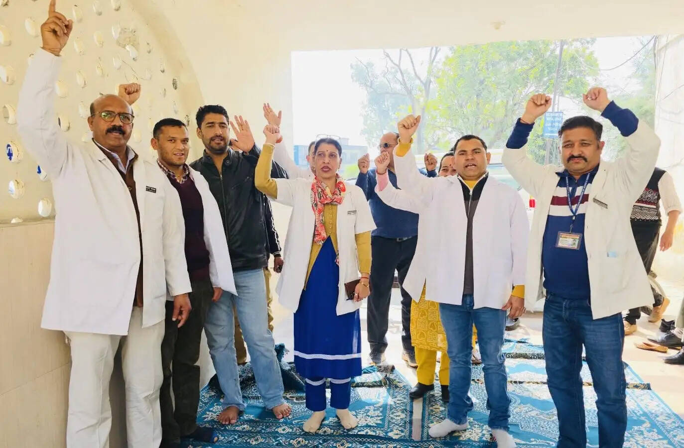 ढाई दिन की सैलरी कटौती के विरोध में स्वास्थ्य कर्मियों का प्रदर्शन, सरकार को दी उग्र आंदोलन की चेतावनी