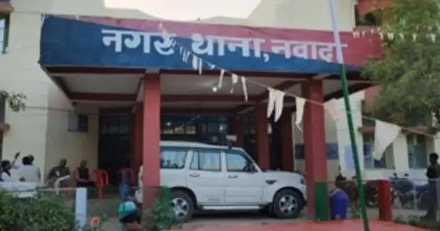 नवादा में वार्ड पार्षद के पुत्र के ठिकाने से शराब बरामद, तस्कर बेटा फरार