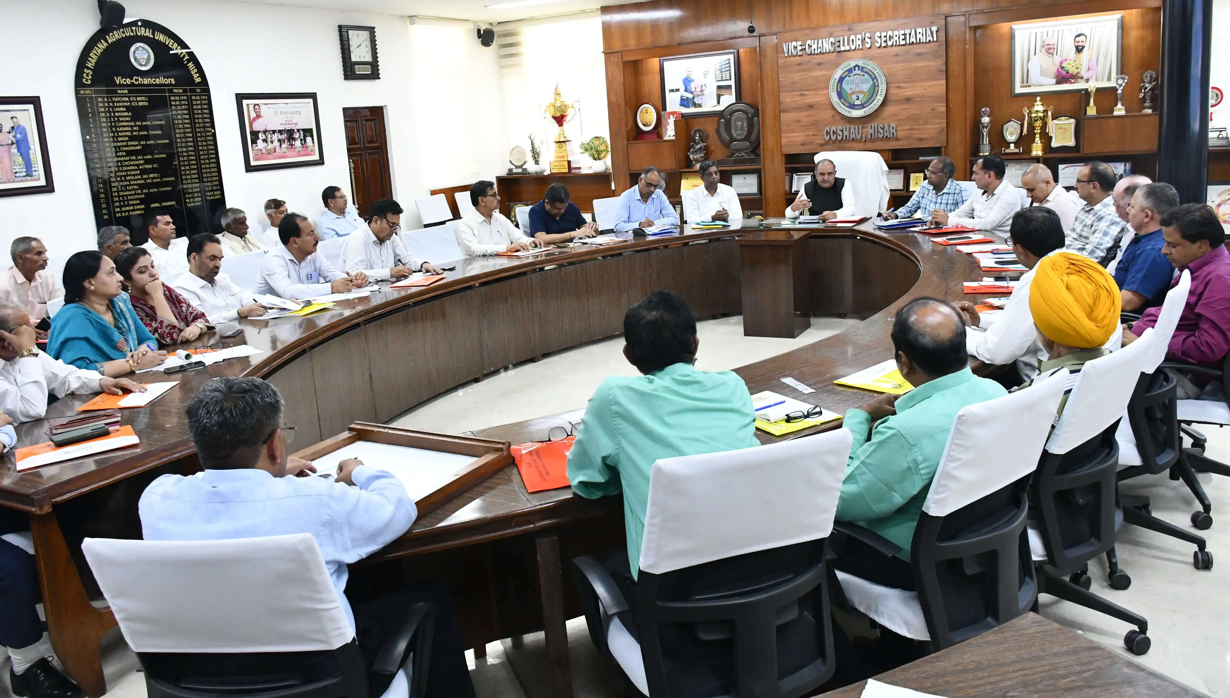 हिसार : नरमा फसल को गुलाबी सुंडी के प्रकोप से बचाने के लिए आपसी तालमेल के साथ कार्य करने की जरूरत : प्रो. बीआर कम्बोज