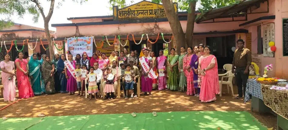 प्राथमिक स्कूलों में पढ़ई तिहार, स्मार्ट माताओं का हुआ सम्मान