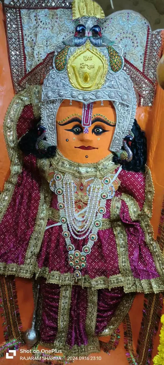 बुढ़वा मंगल पर सुबह से हनुमान जी की पूजा अर्चना के लिये उमड़ी श्रद्धालुओं की भारी भीड़