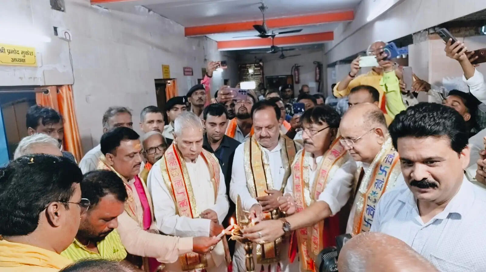 पीएम मोदी के जन्मदिन पर उपमुख्यमंत्री विजेंद्र प्रसाद यादव ने बाबा हरिहरनाथ मंदिर में जलाए आशीर्वाद के दीप