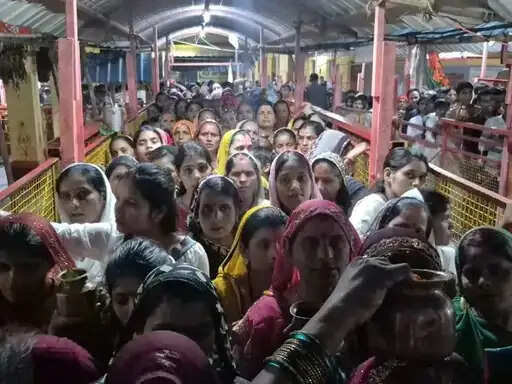 सावन सोमवार और नागपंचमी पर शिवालयों में उमड़ा आस्था का सैलाब,&nbsp;भोजपुर में नागेश्वर स्वरूप में सजे महादेव