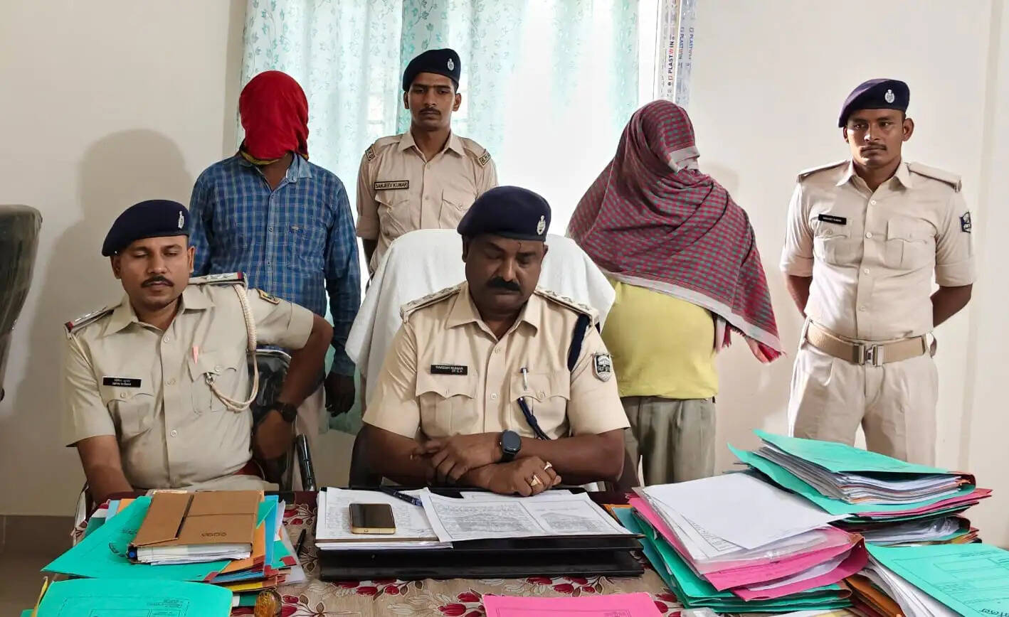 भारी मात्रा में कोरेक्स सिरप, नशीली दवाएं और गांजा बरामद, दो सगे भाई गिरफ्तार