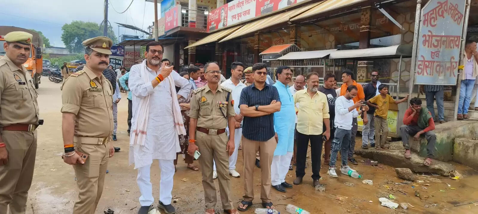 उप्र के चित्रकूट की मंदाकिनी नदी में आई बाढ़, रामघाट मुख्य मार्ग पर चल रहीं नावें