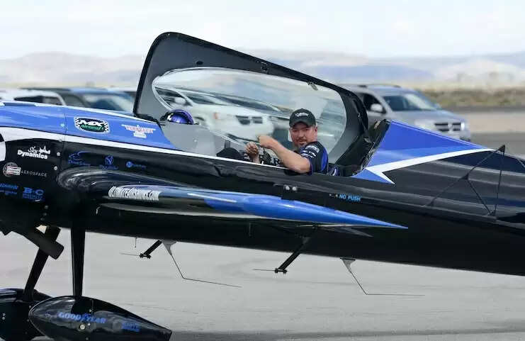 वर्जीनिया में एयरशो से पहले विमान क्रैश, पायलट रॉब हॉलैंड की मौत