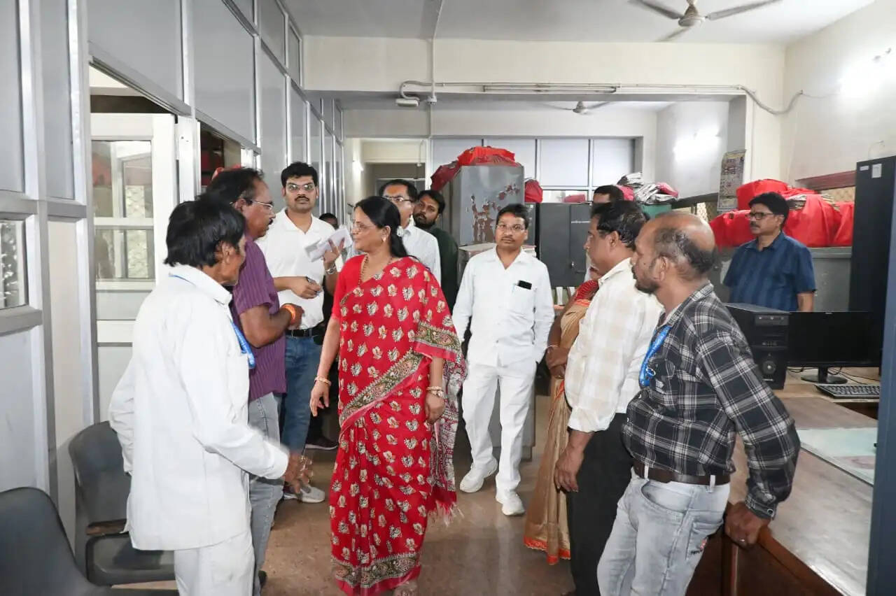 महापौर ने निगम कार्यालय का किया औचक निरीक्षण, साफ-सफाई और व्यवस्थाओं को लेकर दिए सख्त निर्देश
