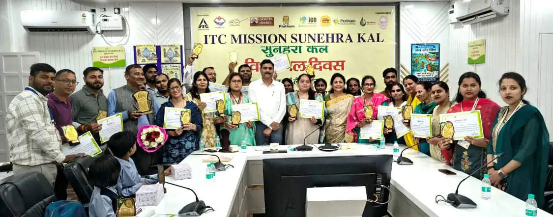 विश्व जल दिवस पर स्वच्छता कर्मियों व छात्रों का सम्मान