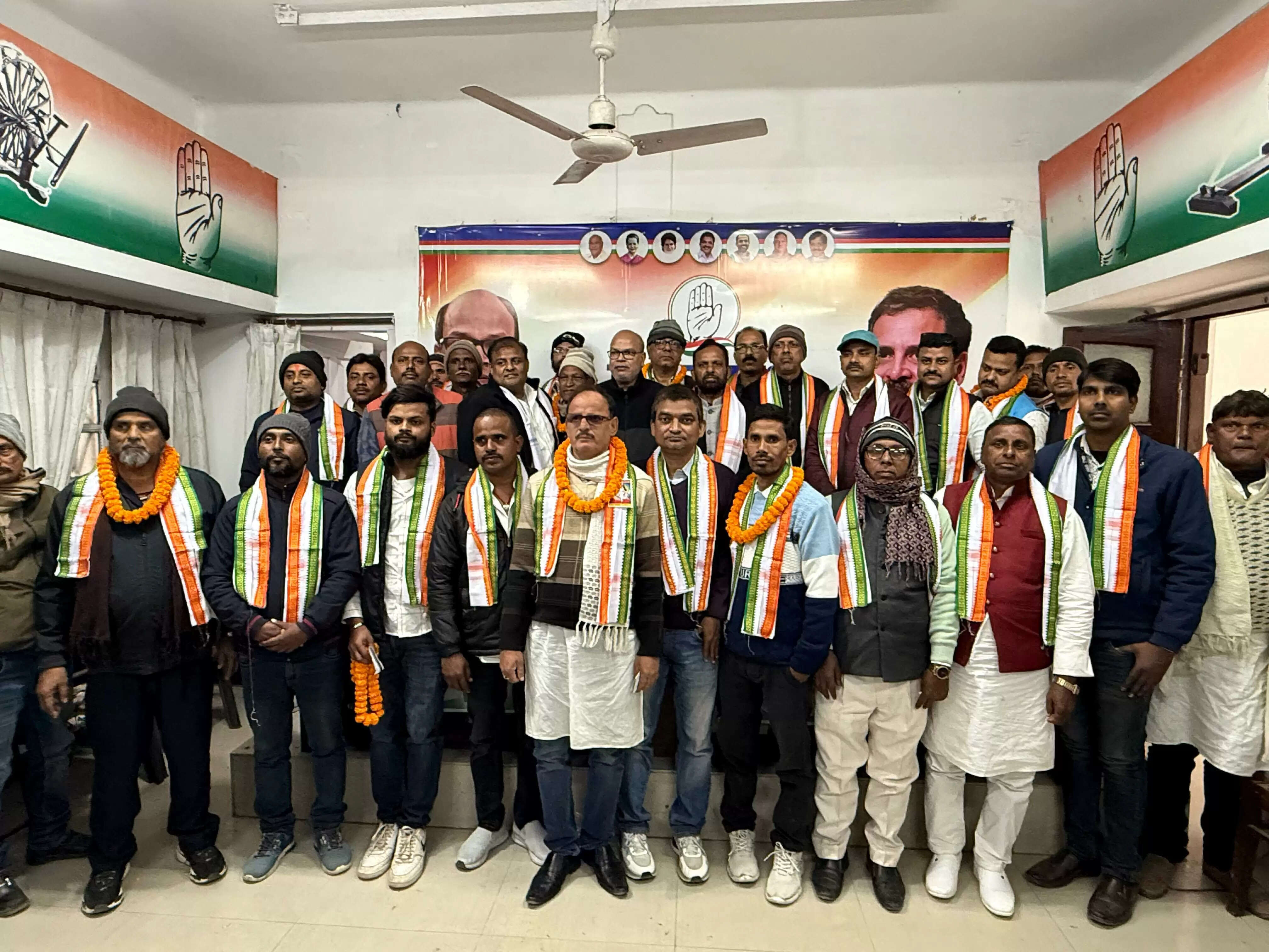 विभिन्न दलों के नेताओं एवं सामाजिक कार्यकर्ताओं ने कांग्रेस पार्टी की सदस्यता ग्रहण की