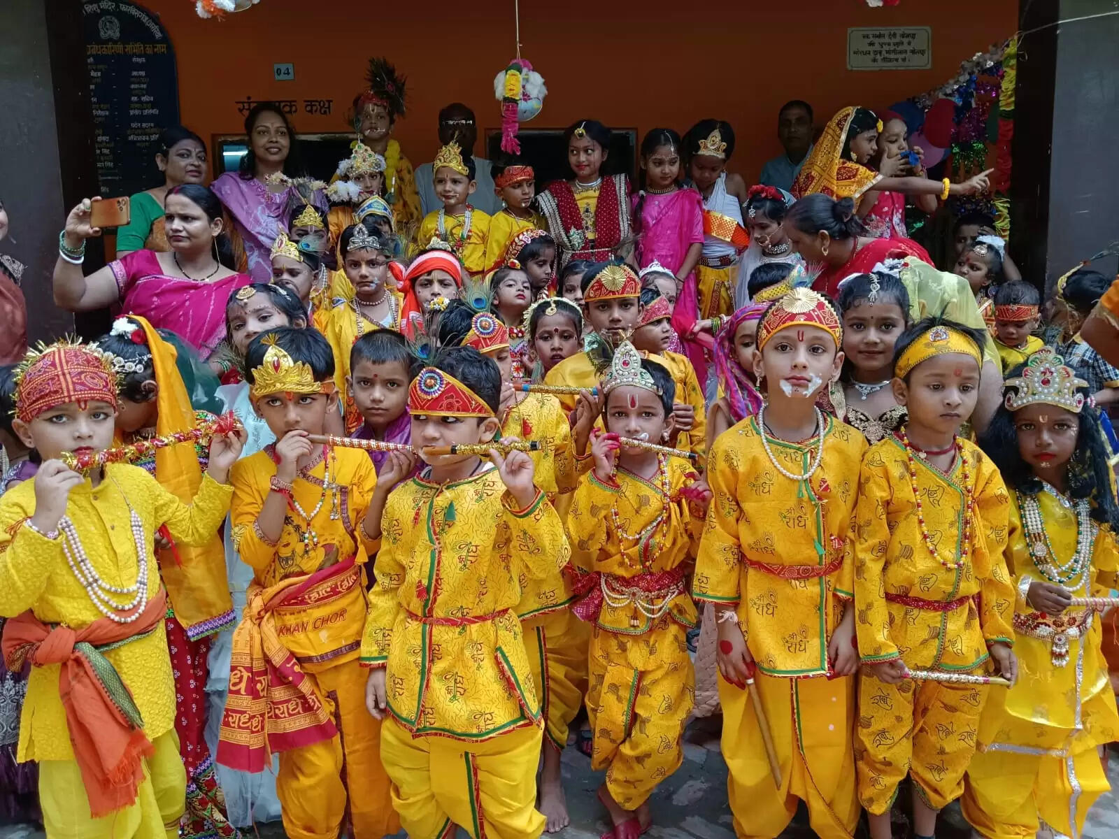 सरस्वती शिशु मंदिर में समारोह में श्रीकृष्ण और राधा की रूप सज्जा ने लोगों को किया मोहित