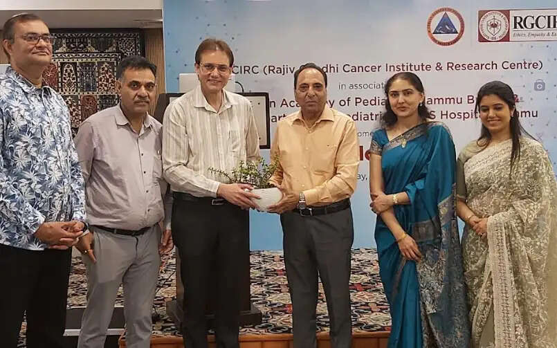 चिकित्सकों को बच्चों में कैंसर के शुरुआती लक्षण पहचानने और समय पर रेफरल की दी गई जानकारी