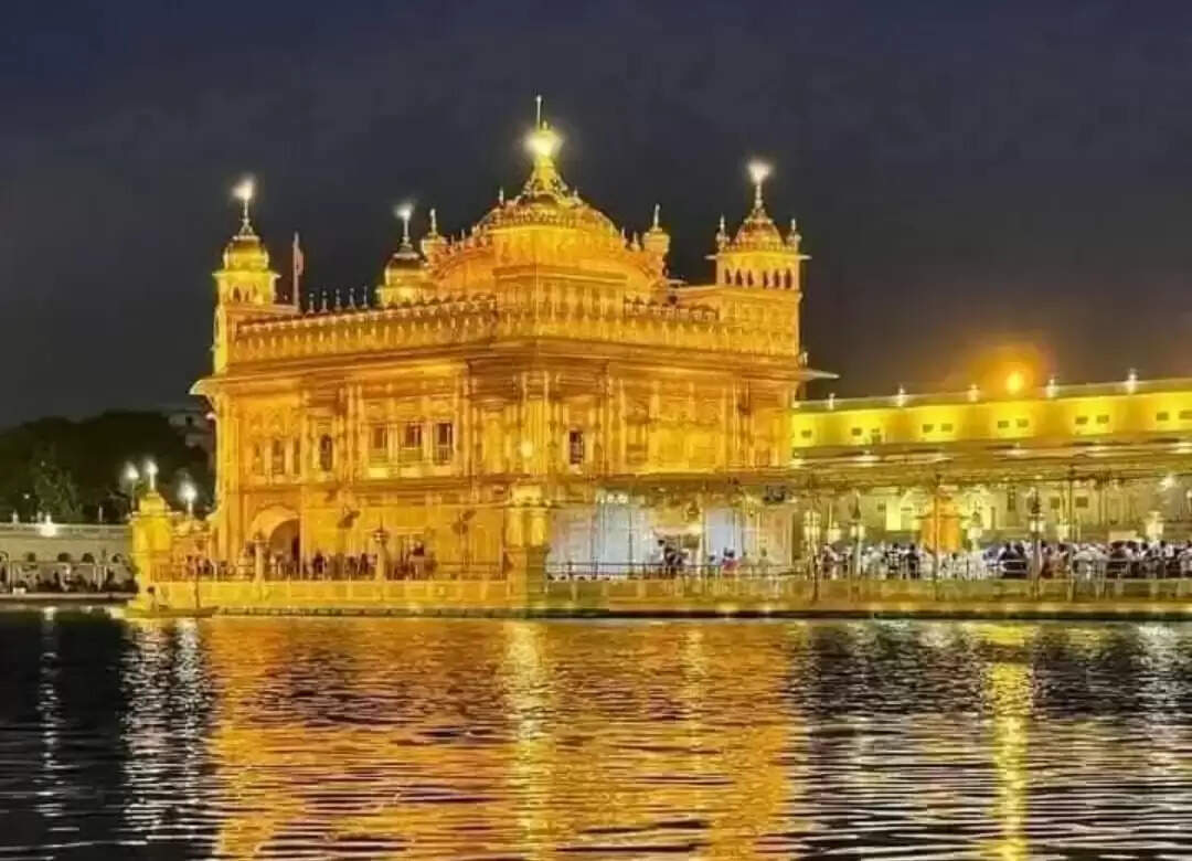 दरबार साहिब में बंदी छोड़ दिवस तो दुर्गियाणा मंदिर में दीपावली की धूम, उमड़े श्रद्धालु