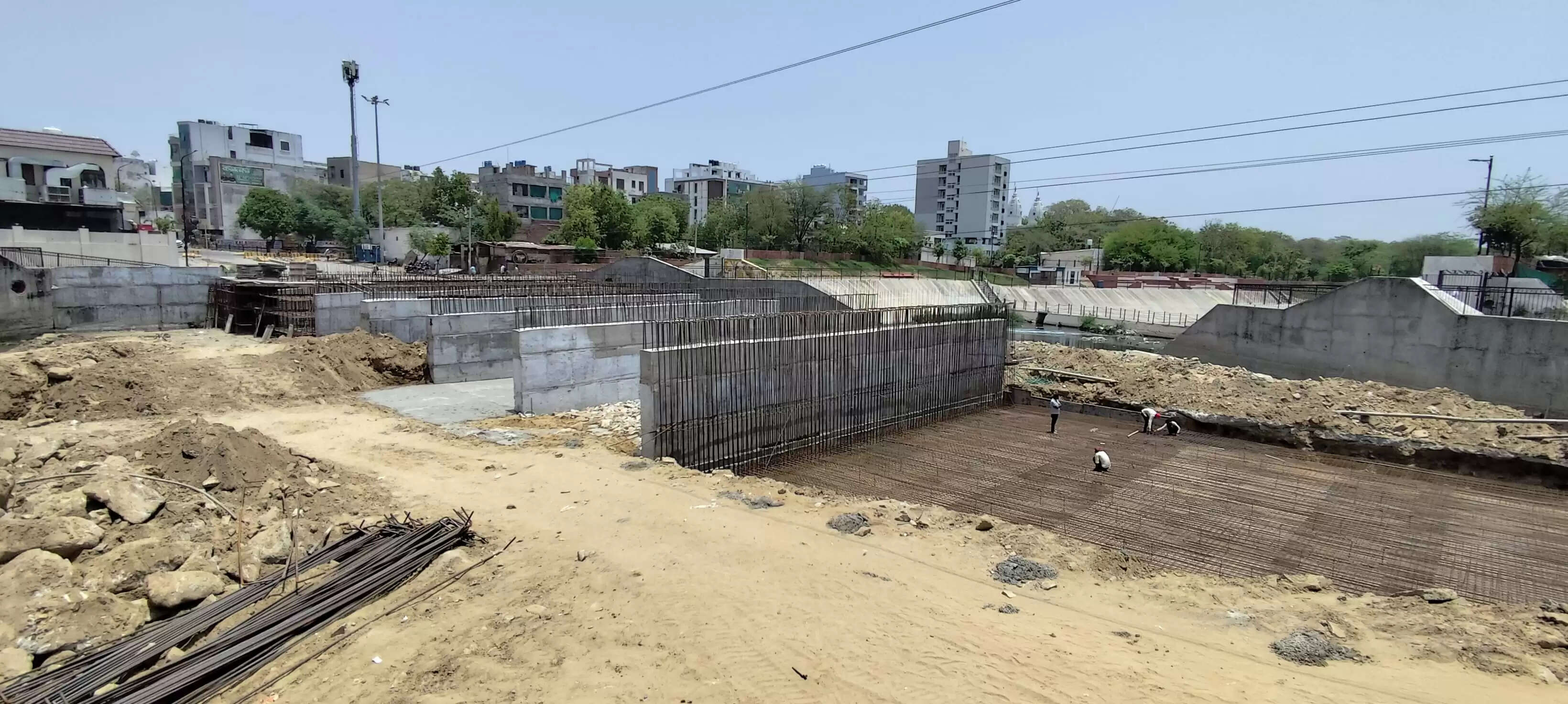 धीमी गति से चल रहा महारानी फार्म पुलिया का काम, तय समयावधि में 40 शेष, अभी भी 40 फीसदी काम बाकी