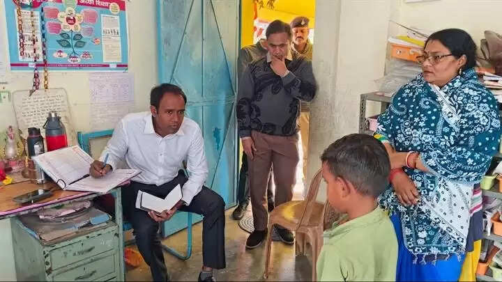 सागरः कलेक्टर बने शिक्षक, स्कूल पहुंचकर ली हाजिरी, सवालों के सही उत्तर पर बच्चों को दी चॉकलेट