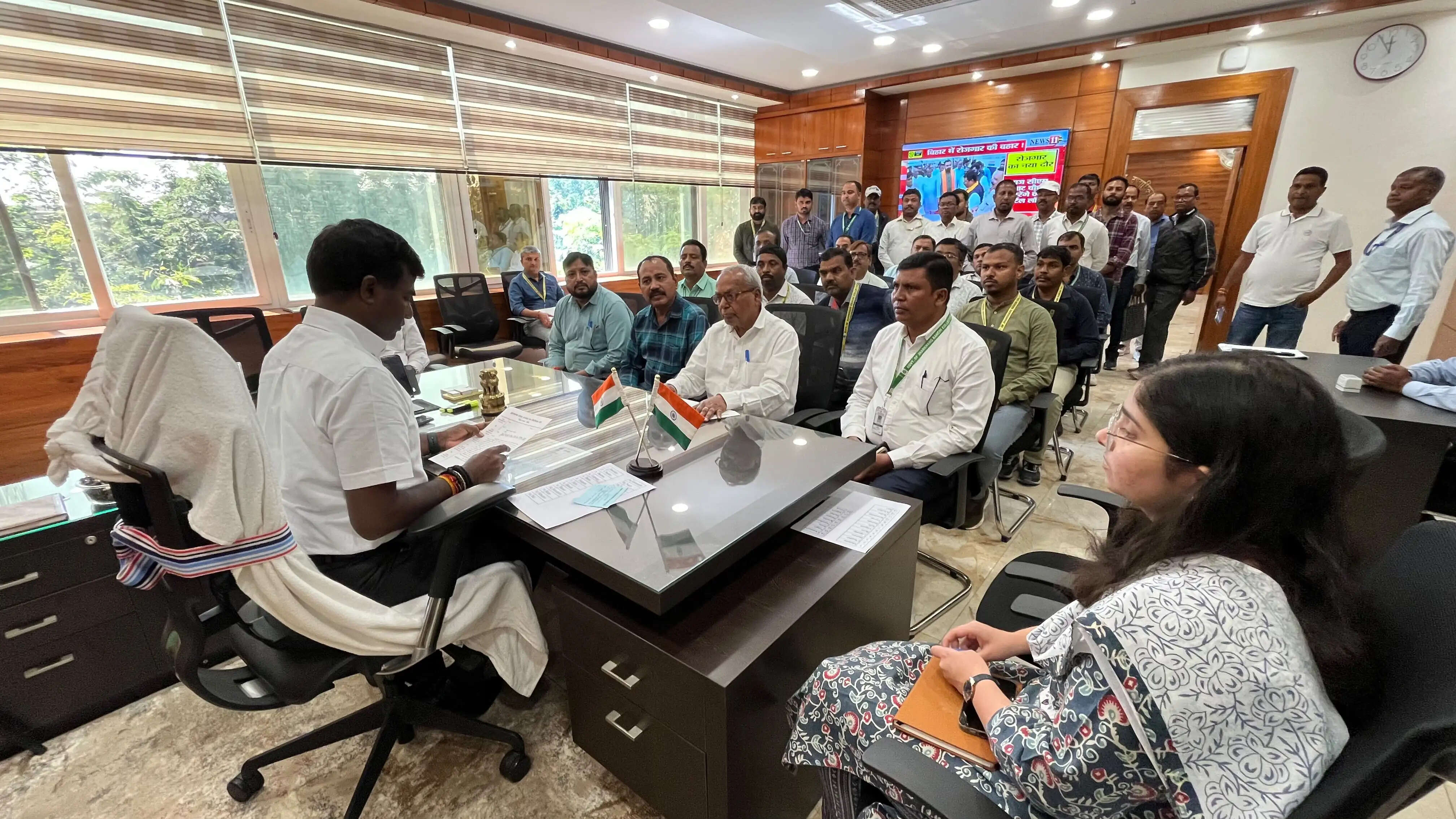 रांची में जनता दरबार लगाकर डीसी ने सुनीं फरियादियों की समस्याएं, दिव्यांग युवक को दी इलेक्ट्रिक ट्राईसाइकिल