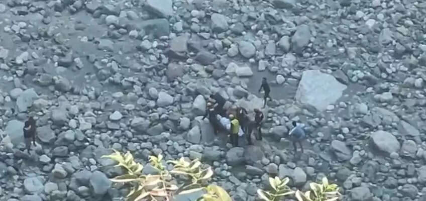 कालसी डैम के पास खाई में गिरा वाहन, एक की माैत व दो घायल