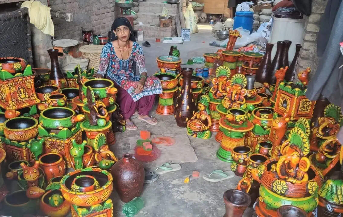 योगी सरकार की पहल से ग्रामीण महिलाओं के स्थानीय उत्पादों को मिल रहा अंतरराष्ट्रीय बाजार