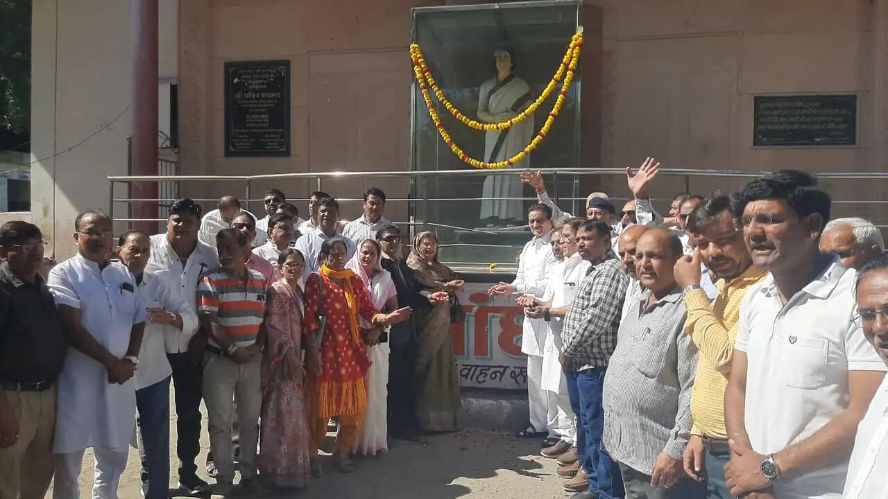 कांग्रेसजनों ने इंदिरा गांधी के बलिदान को किया नमन, सरदार पटेल को किए श्रद्धासुमन अर्पित
