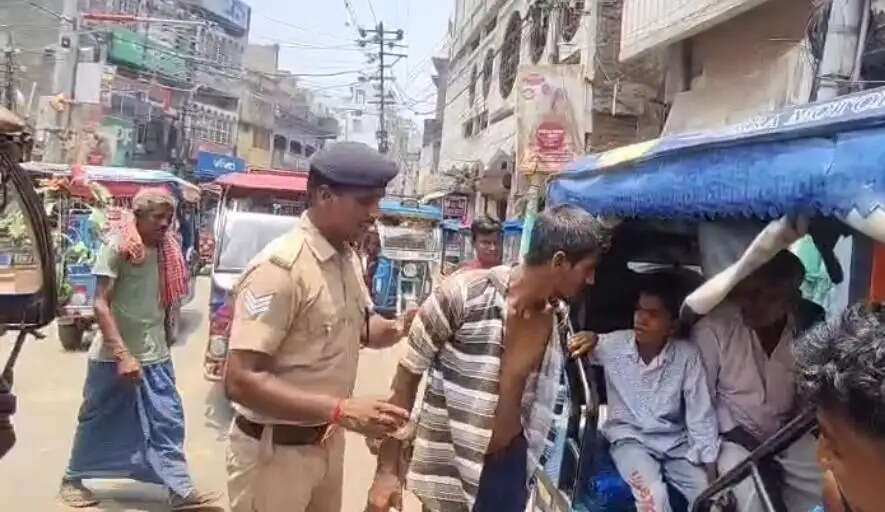 चलती ट्रेन से महिला का बैग गिराया, आरोपी को पुलिस ने हिरासत में लिया