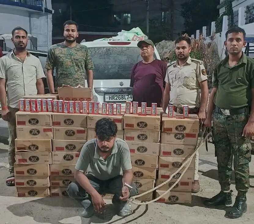 लग्जरी कार में शराब की बड़ी खेप पकड़ाई, यूपी का तस्कर गिरफ्तार