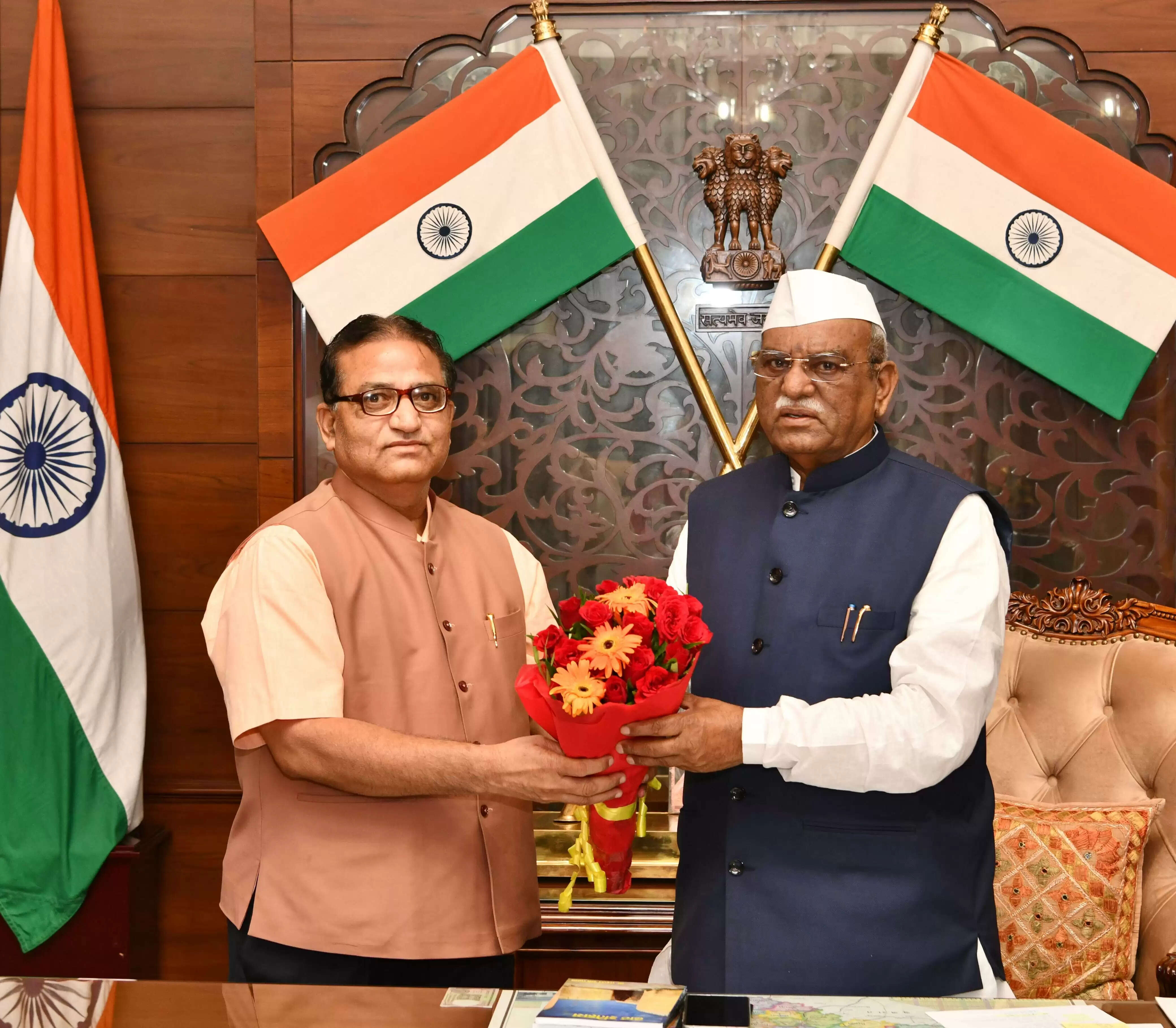 राज्यपाल से नव नियुक्त कुलगुरु डॉ. प्रताप सिंह ने की शिष्टाचार भेंट