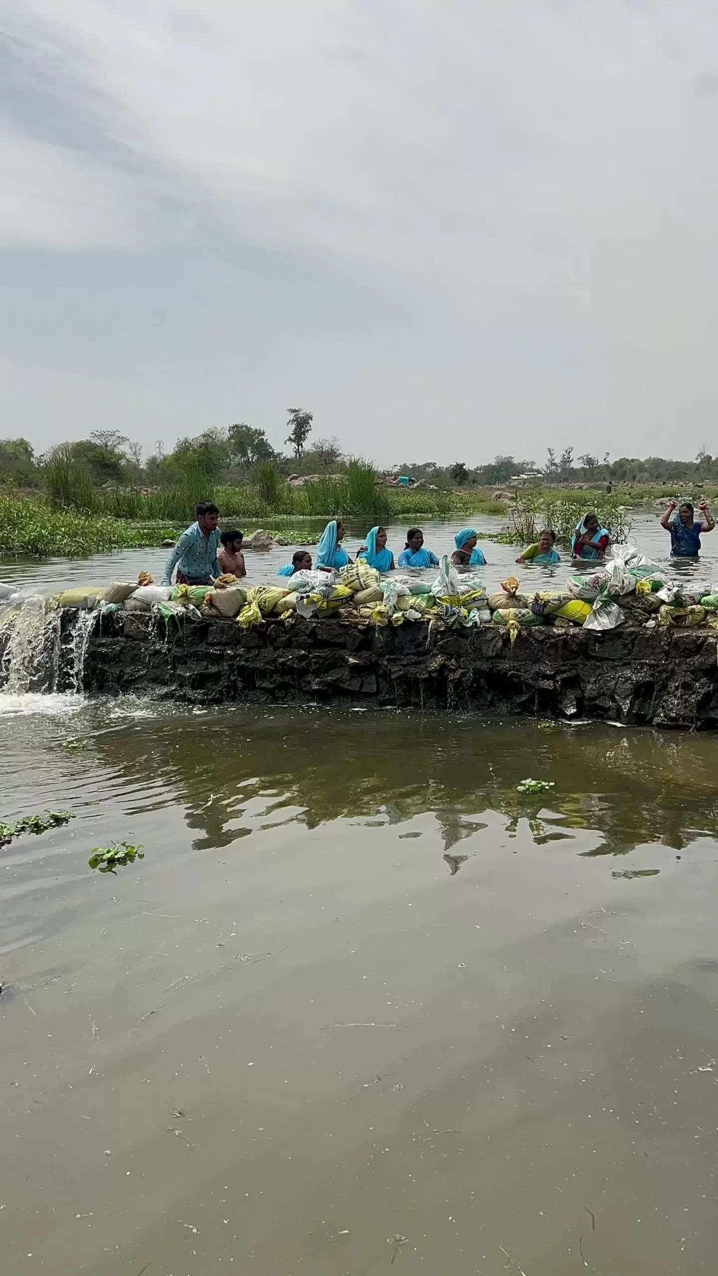 जलसहेलियों ने छह दिनों तक अथक परिश्रम कर घुरारी नदी को पुनर्जीवित किया