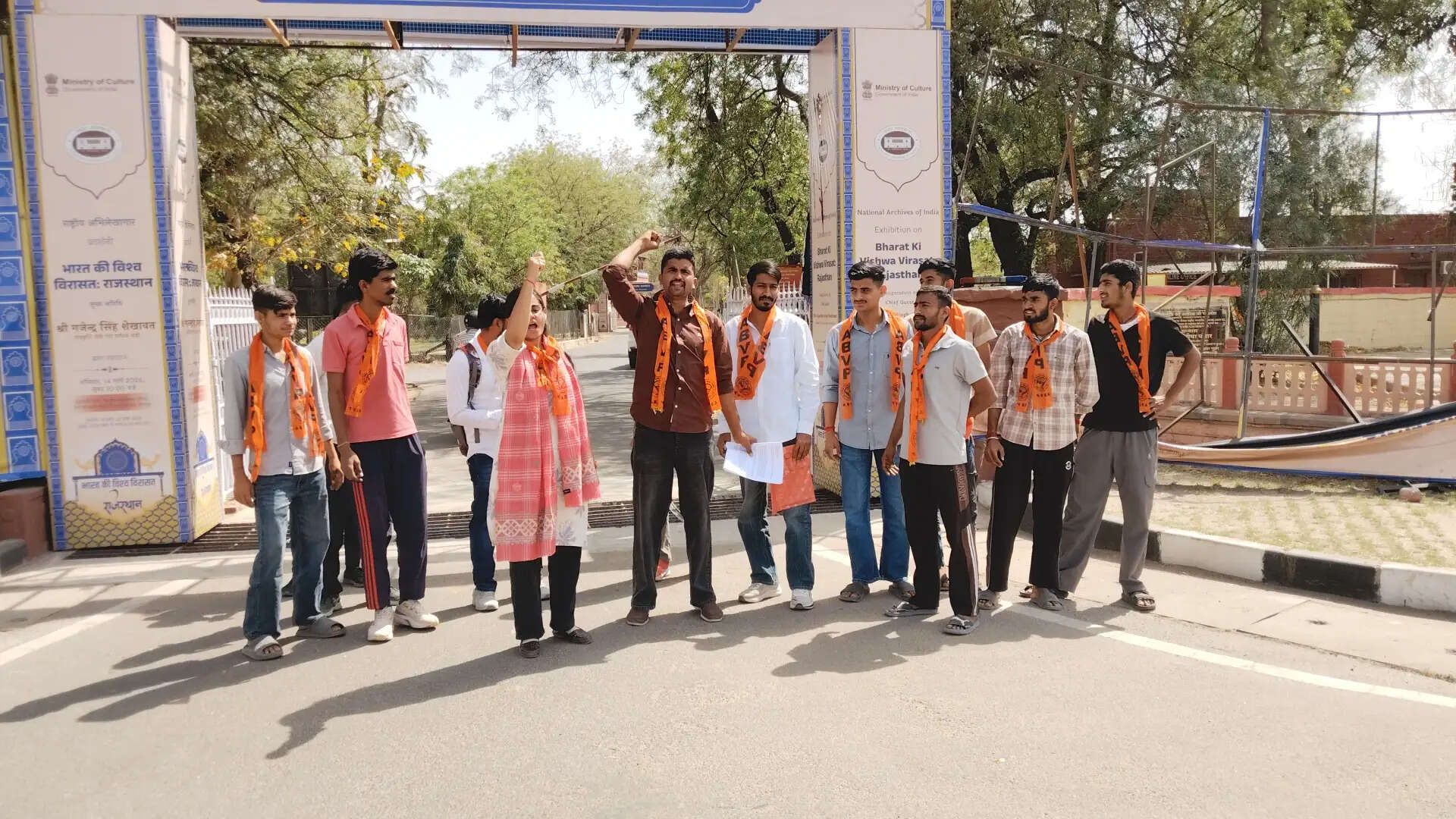 एनएसयूआई के खिलाफ बीजेपी व एबीवीपी का प्रदर्शन