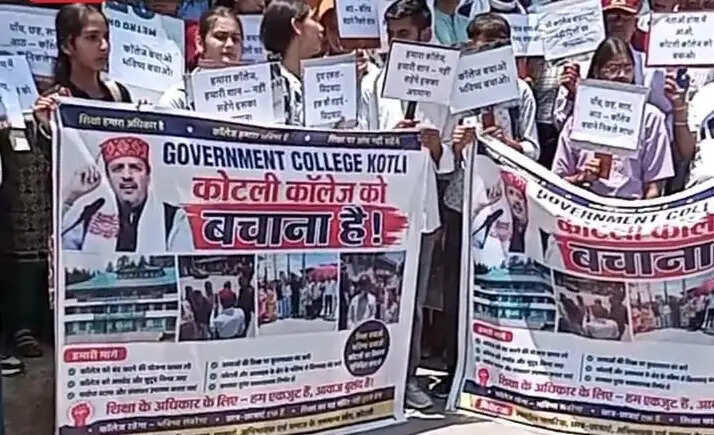 कोटली कॉलेज को बचाने के लिए सड़कों पर उतरे लोग, सरकार को दिया तीन दिन का अल्टीमेटम