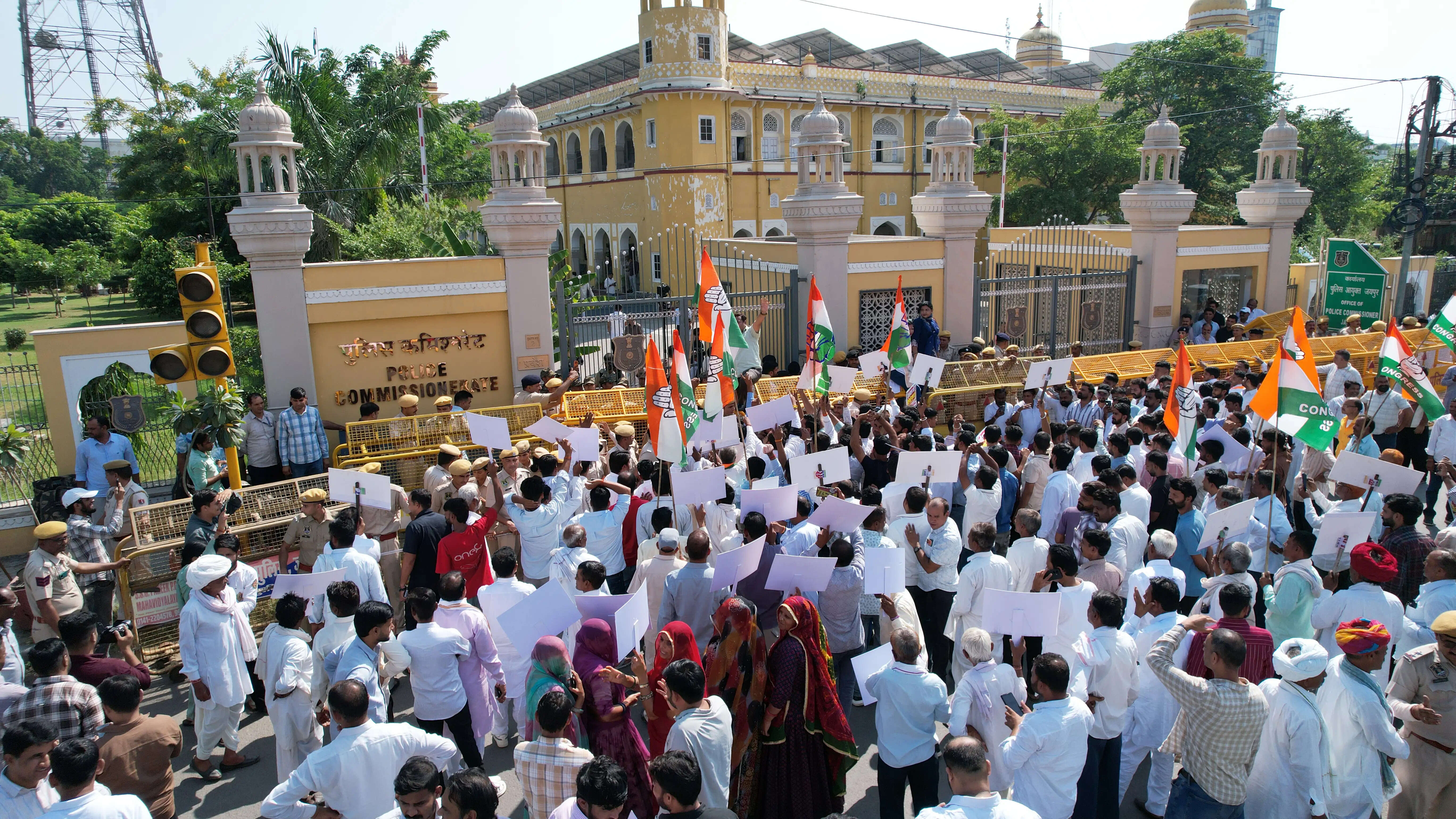 रितु बराला को न्याय दिलाने के लिए जयपुर पुलिस कमिश्नरेट में कांग्रेस नेताओं का डेरा, रातभर धरने पर रहे दिग्गज