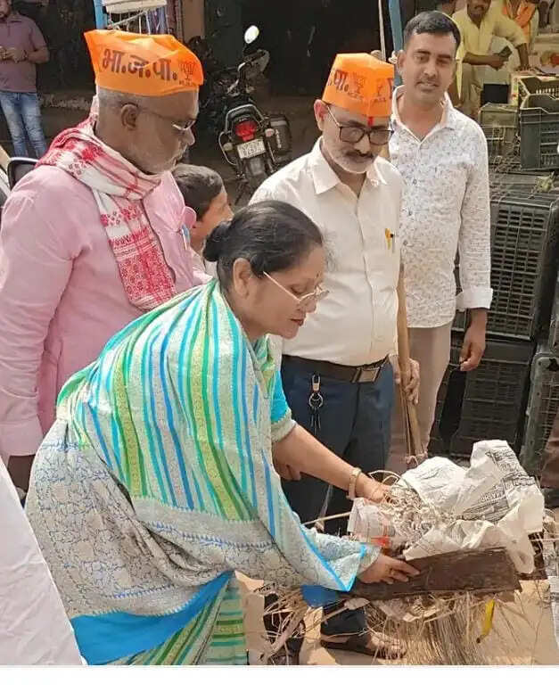 देवरिया में गांधी चौक पर राज्यमंत्री ने लगाई झाड़ू , दिया स्वच्छता का संदेश