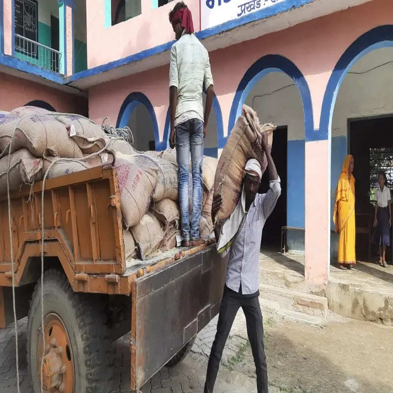 विद्यालयों में मध्याहन भोजन के लिए आवंटित चावल बिना तौले संवेदक दे देते हैं विद्यालय में