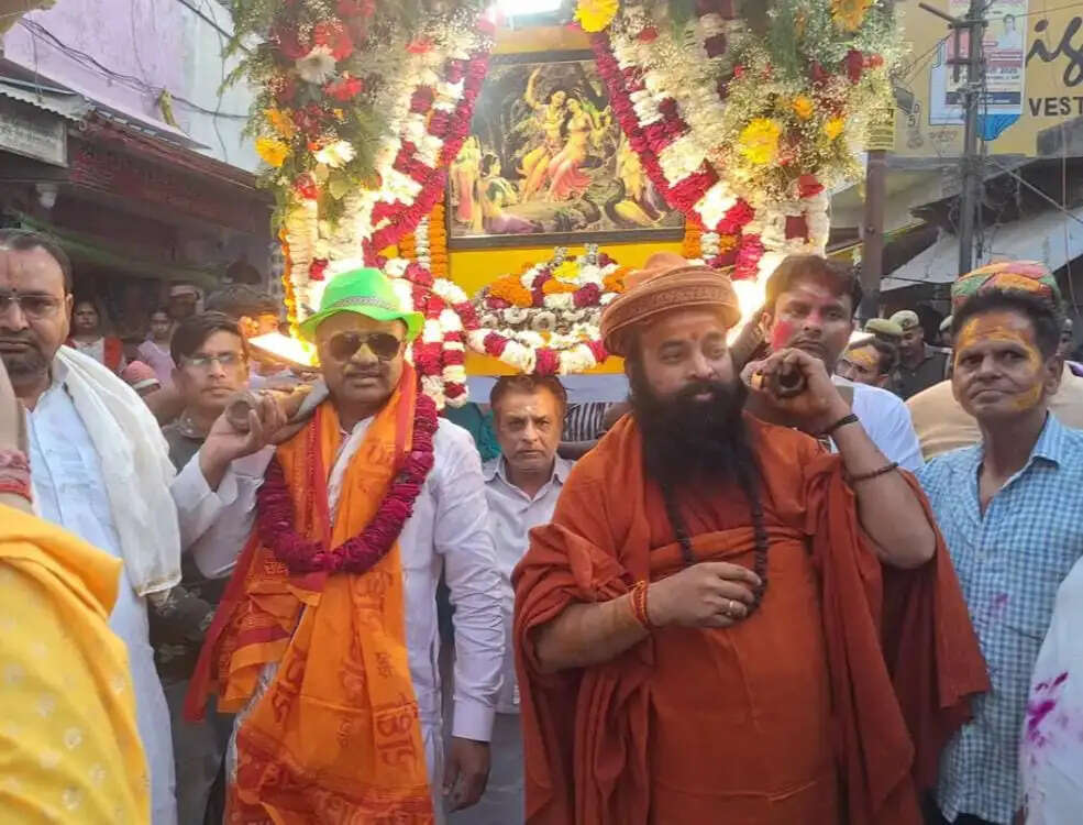 हाथरस में पालकी यात्रा में भक्ति के साथ बरसा रंग गुलाल