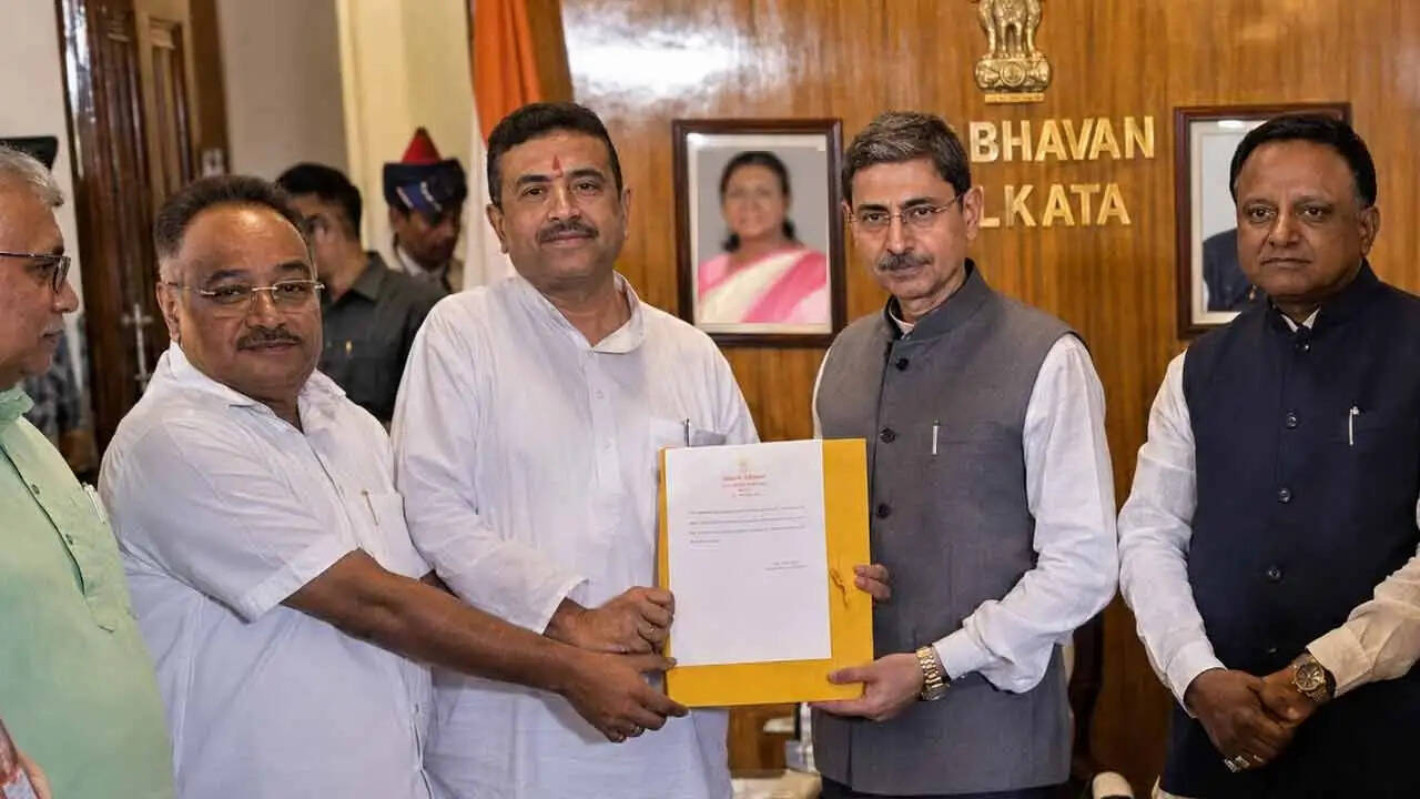 लोक भवन जाकर शुभेंदु ने पेश किया सरकार बनाने का दावा, राज्यपाल को सौंपा विधायकों का समर्थन पत्र