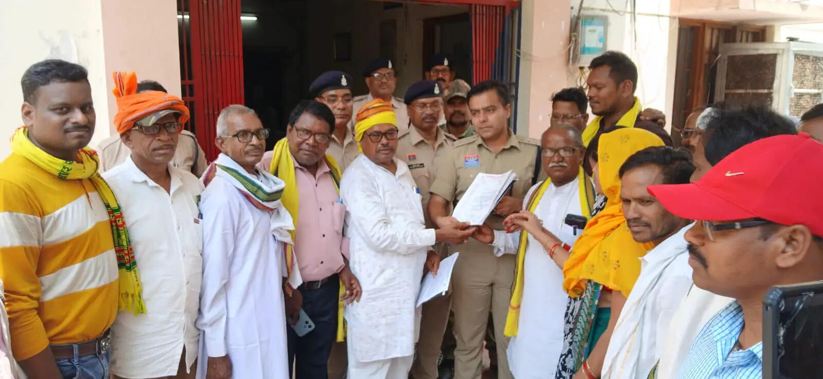 ‘वनवासी’ शब्द पर आदिवासी समाज का विरोध, संस्कार सतपती पर एफआईआर की मांग को लेकर सौंपे ज्ञापन