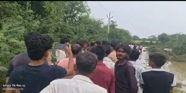 खेतों से घर लौट रही युवती उफनाते नाले में बही