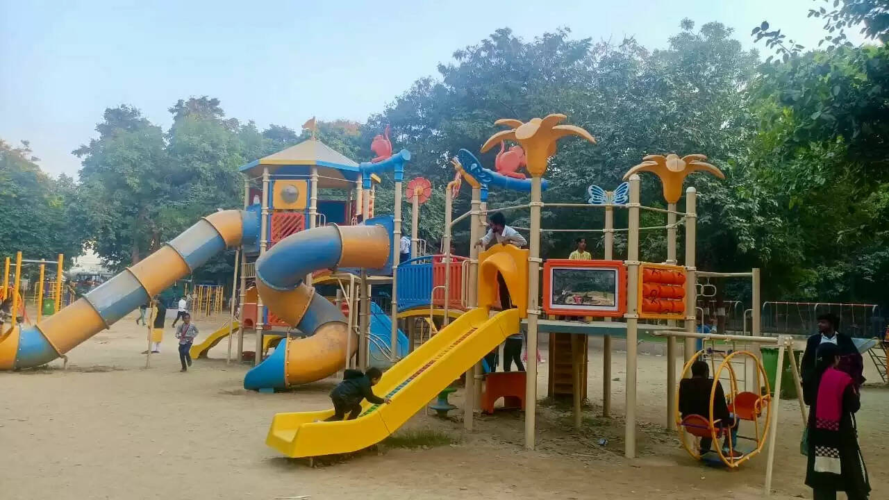 लखनऊ चिड़ियाघर में नई सुविधाएँ, बच्चों के लिए लगे आकर्षक और सुरक्षित झूले