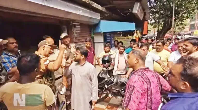 बर्नपुर के संगम मैरिज हॉल में धर्मांतरण के आरोप, दो हिरासत में