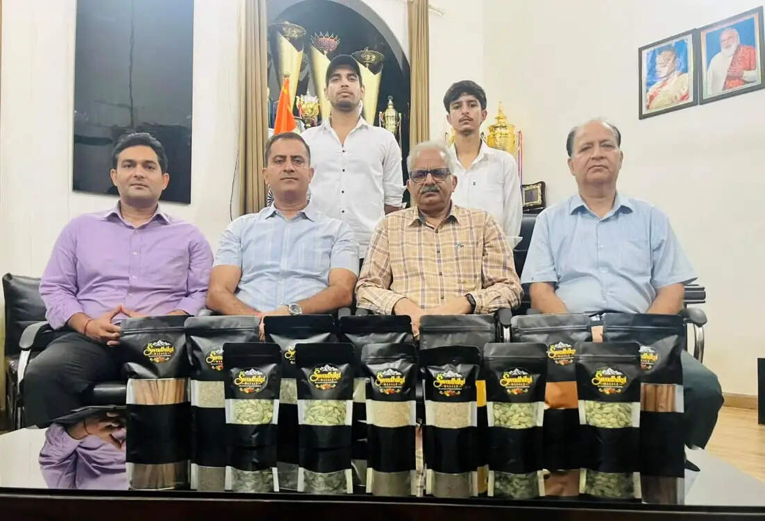 जीजीएम साइंस कॉलेज के दो छात्रों ने शुरू किया स्थानीय मसालों का कारोबार