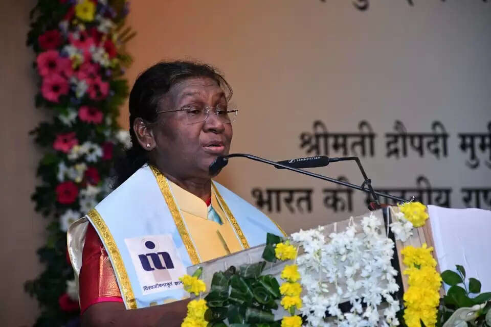 विद्यार्थी अपनी सोच व कार्यों से देश व दुनिया की समस्याओं का समाधान खोजें : राष्ट्रपति
