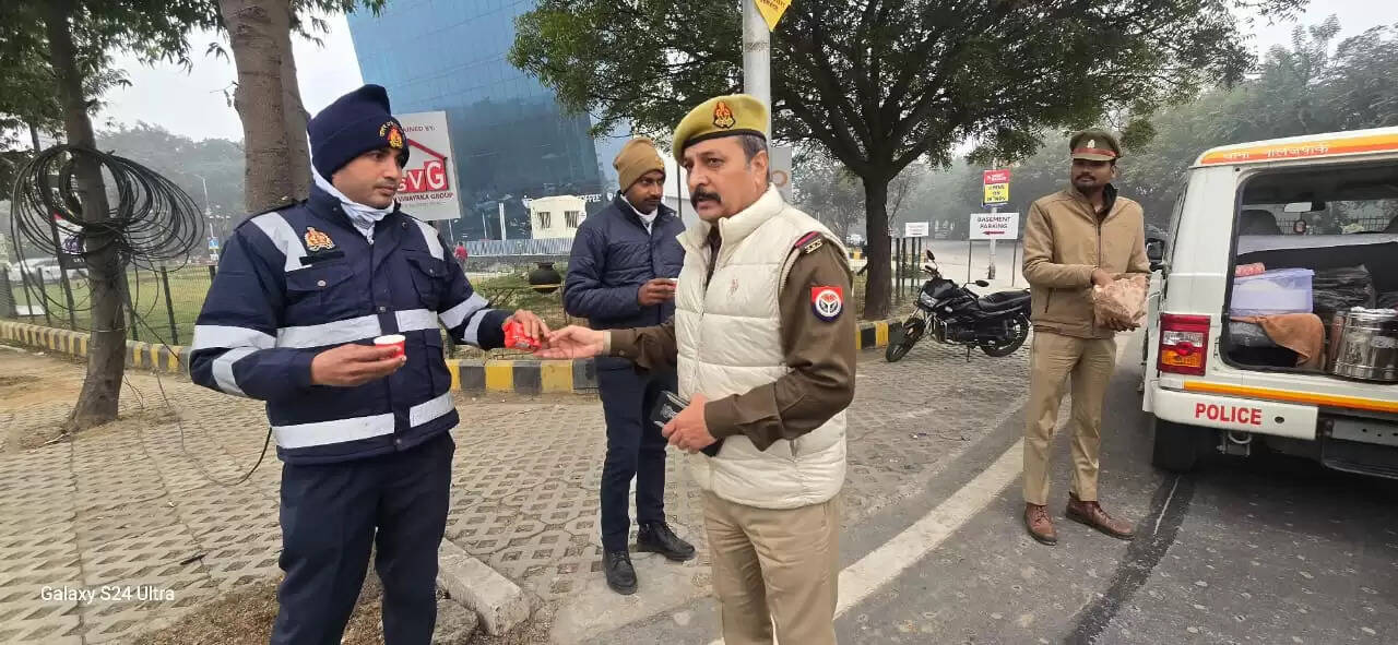 कमिश्नर की पहल पर ठंड से बचाव के लिए ड्यूटी पर तैनात पुलिस कर्मियों को पिलाई जा रही है चाय