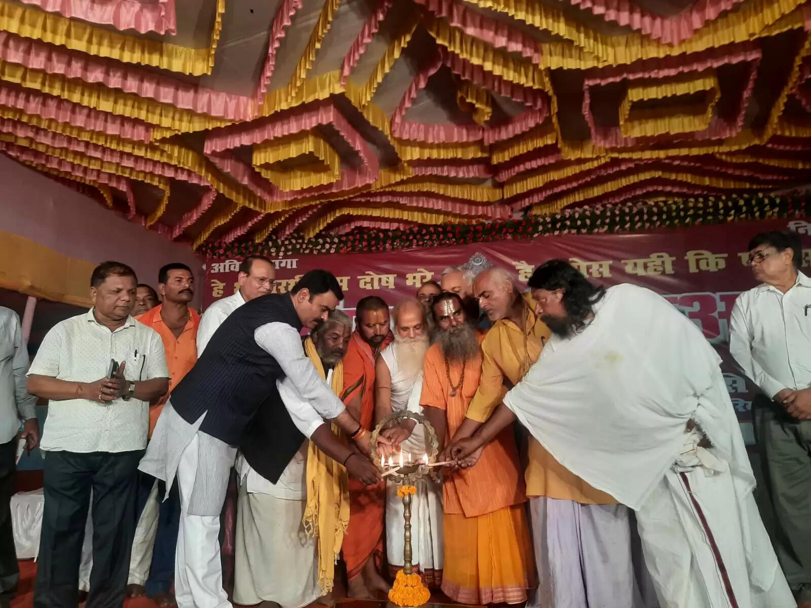 ''देवी सुरेश्वरी भगवती गंगे, भुवन तारिणी तरल तरंगे'' से गूंज उठा सिमरिया