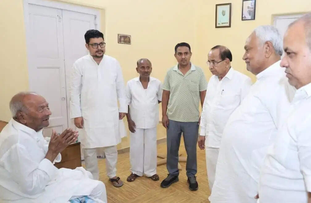 पार्टी के वरिष्ठ नेता वशिष्ठ नारायण सिंह से मिले नीतीश कुमार, जाना कुशलक्षेम