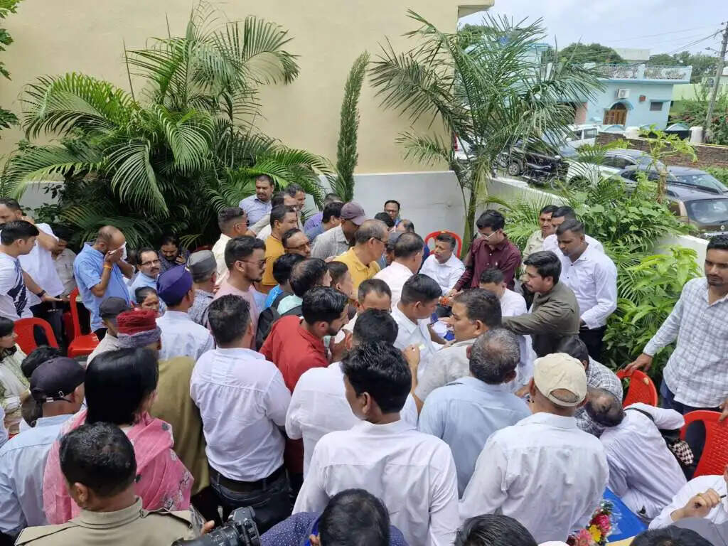 कैड़ा ने लगाया जनता दरबार, मौके पर सुनीं समस्याएं