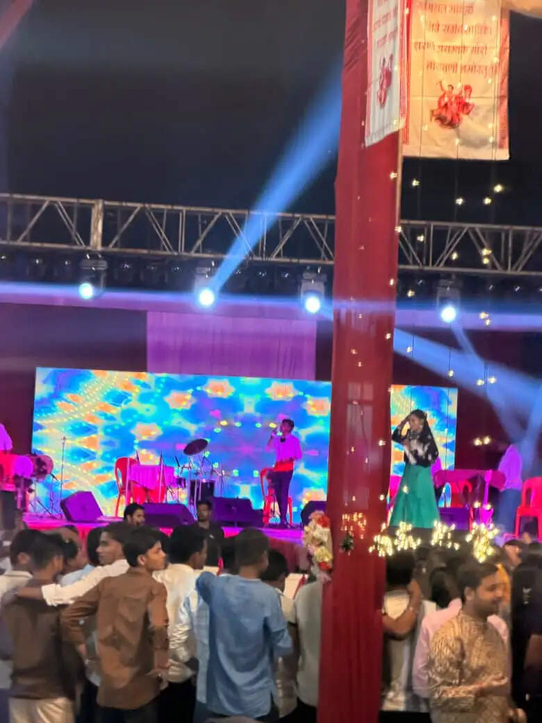 सहजनवा डांडिया उत्सव में अमित जाधव के गीतों पर जमकर थिरके लोग
