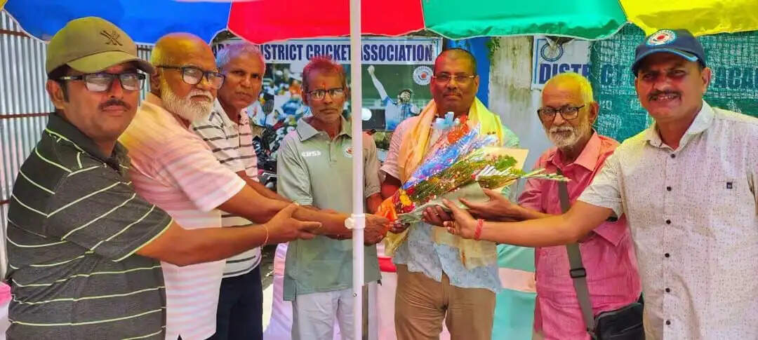 तीस वर्षों बाद अररिया पहुंचे जिला क्रिकेट संघ के संस्थापक सदस्य रहे शैलेंद्र कुमार को संघ ने किया सम्मानित
