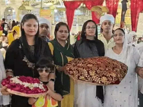 रोबोटिक्स में विश्व विजेता बनी 14 वर्षीय इनाया ने अजमेर दरगाह में चढ़ाई चादर, मांगी अमन-चैन की दुआ